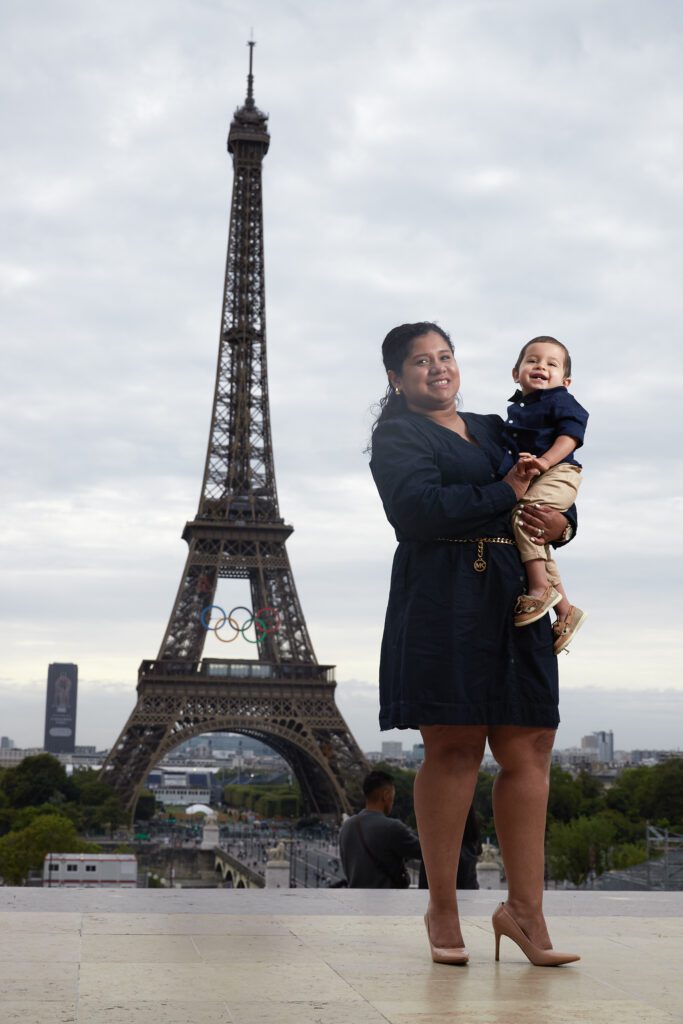 Photographe à coté de la tour Effel 2025